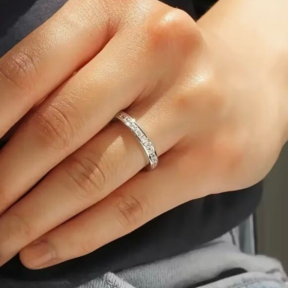 💙 Elegant Silver Swarovski Crystal Eternity Band Ring 💙 - Picture 4 of 9